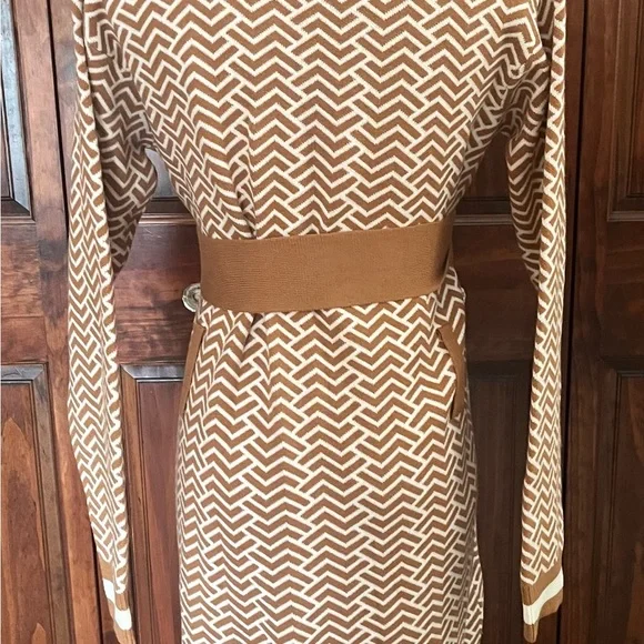 Diane Gilman Brown and White Knit Sweater with matching fabric belt - Picture 3 of 4